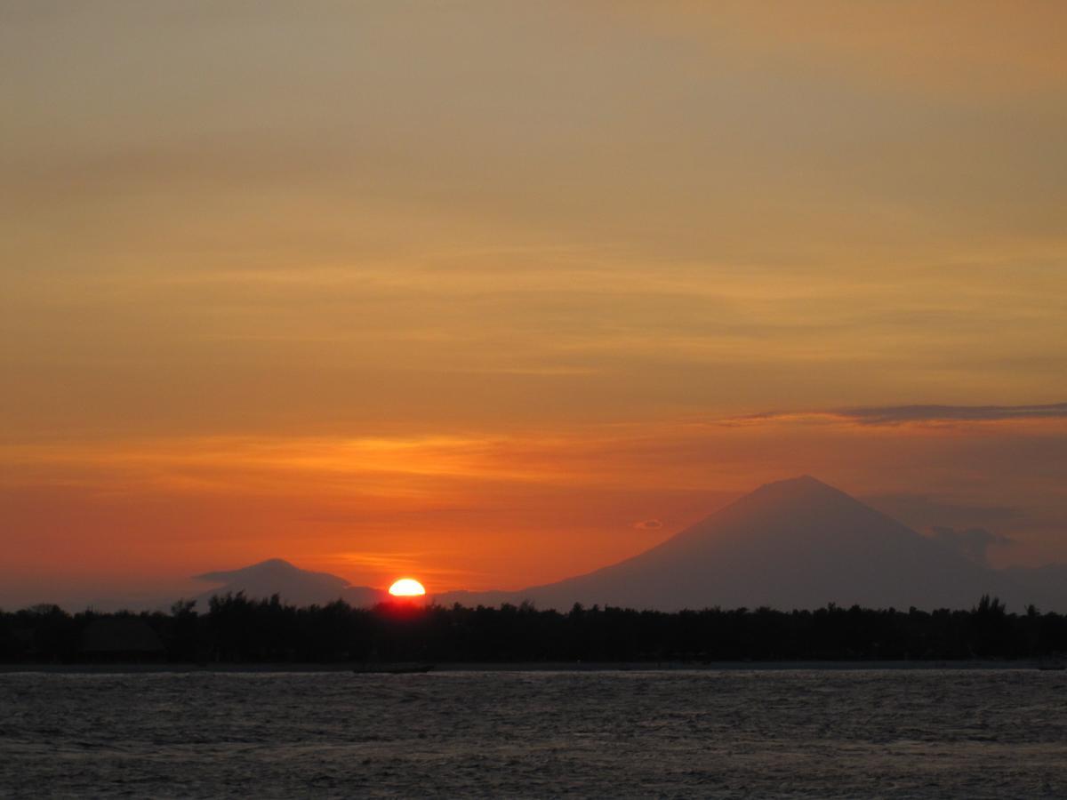 ホテルジュプン バンガローズ ギリ島 エクステリア 写真